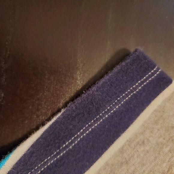 🌺 3/25 Tommy Hilfiger V-neck tee shirt, striped - Picture 8 of 12